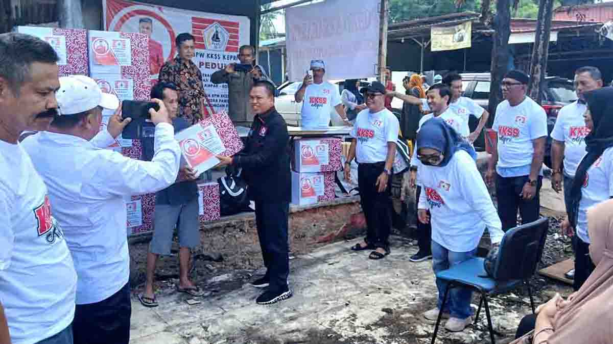 KKSS Kepri Serahkan Bantuan Sembako dan Hewan Kurban di Batam
