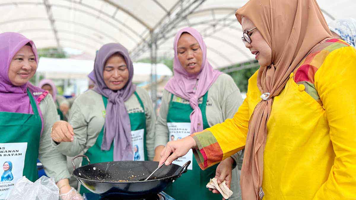 Tumbuhkan Kreativitas, Marlin Agustina Rudi Latih Para Ibu Olah Hasil Perikanan