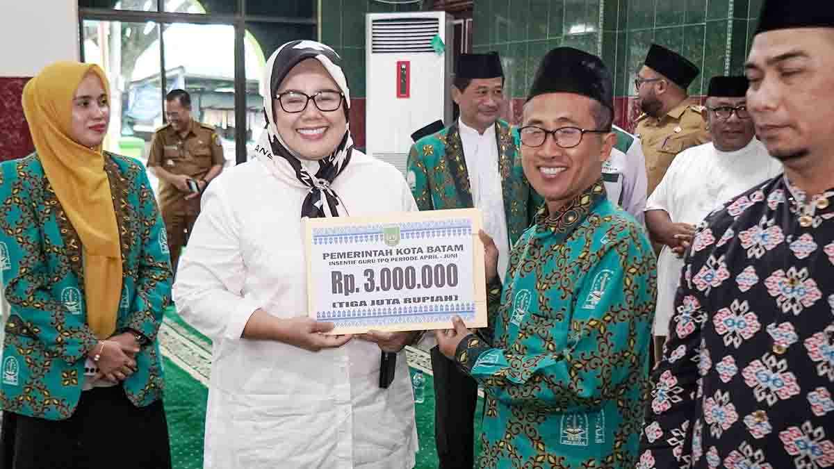 Serahkan Insentif untuk Tokoh Agama di Batu Ampar, Marlin Agustina Rudi: Jadikan Perbedaan sebagai Kekuatan untuk Membangun Kota Batam