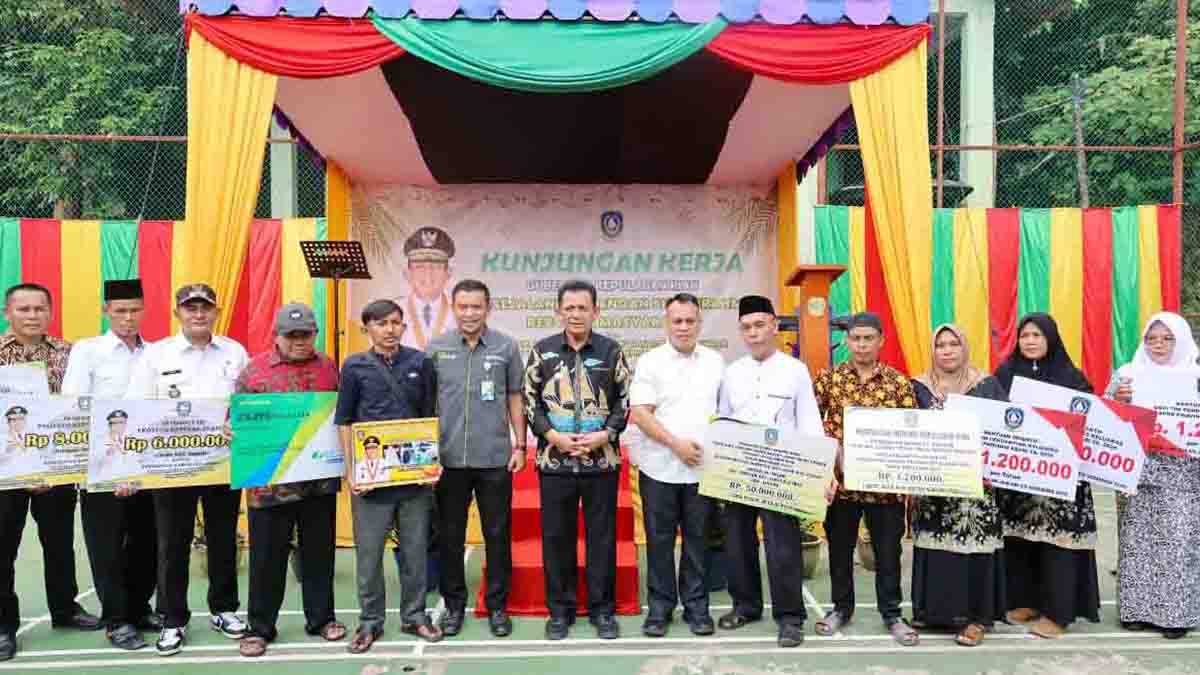 Gubernur Ansar Ahmad Serahkan Bantuan Senilai Rp 523,2 Juta di Kecamatan Pancur