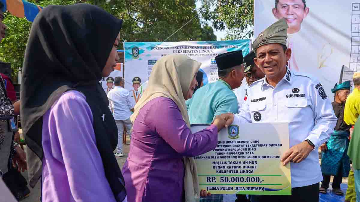 Gubernur Ansar Ahmad Serahkan Bantuan Senilai Rp 1,12 Miliar di Desa Benan, Ini Rinciannya