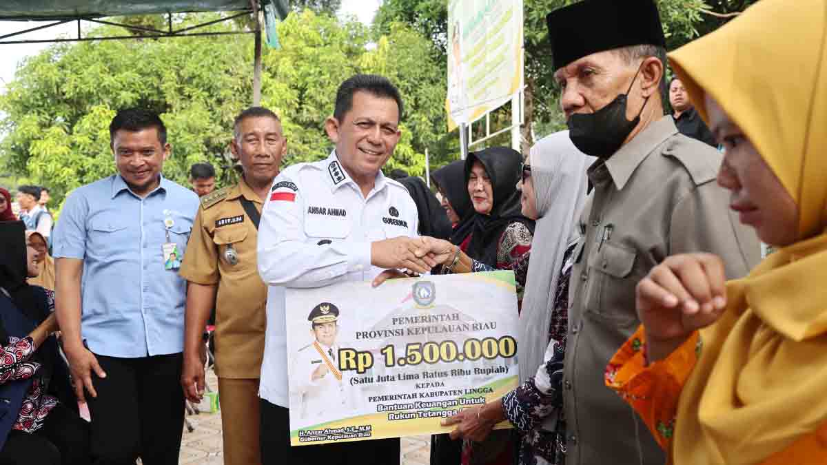 Gubernur Ansar Ahmad Salurkan Bantuan Rp 3,13 Miliar di Desa Rejai