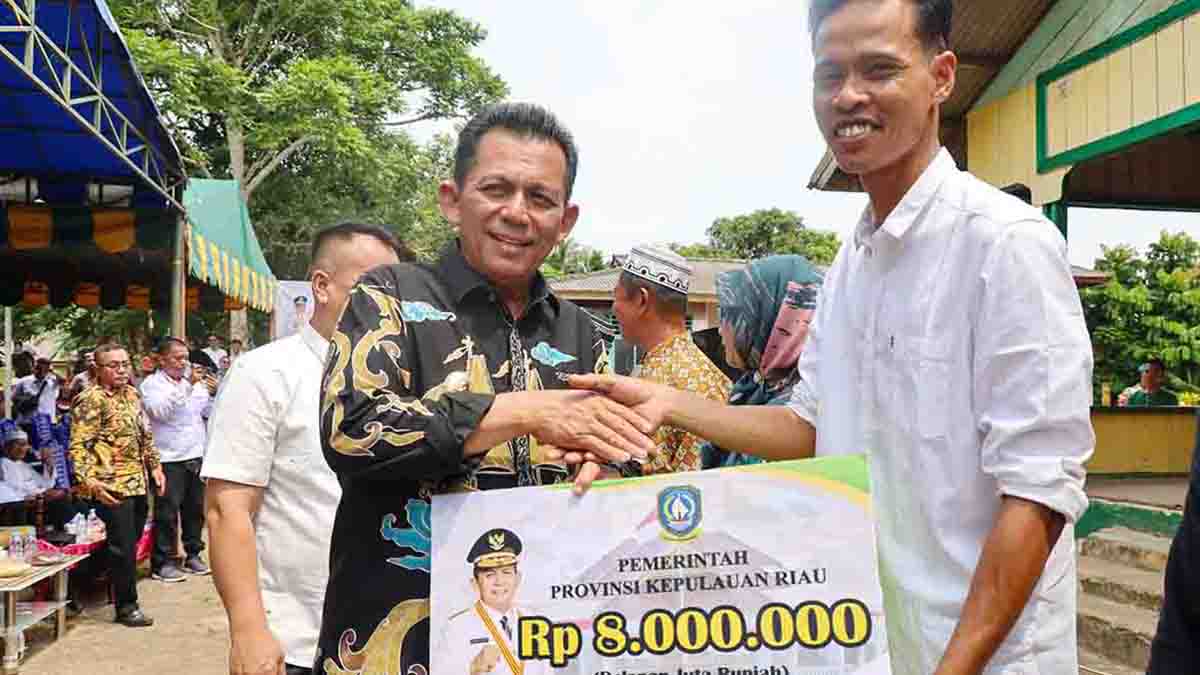 Gubernur Ansar Ahmad Serahkan Bantuan Senilai Rp 3,99 Miliar di Desa Kerandin