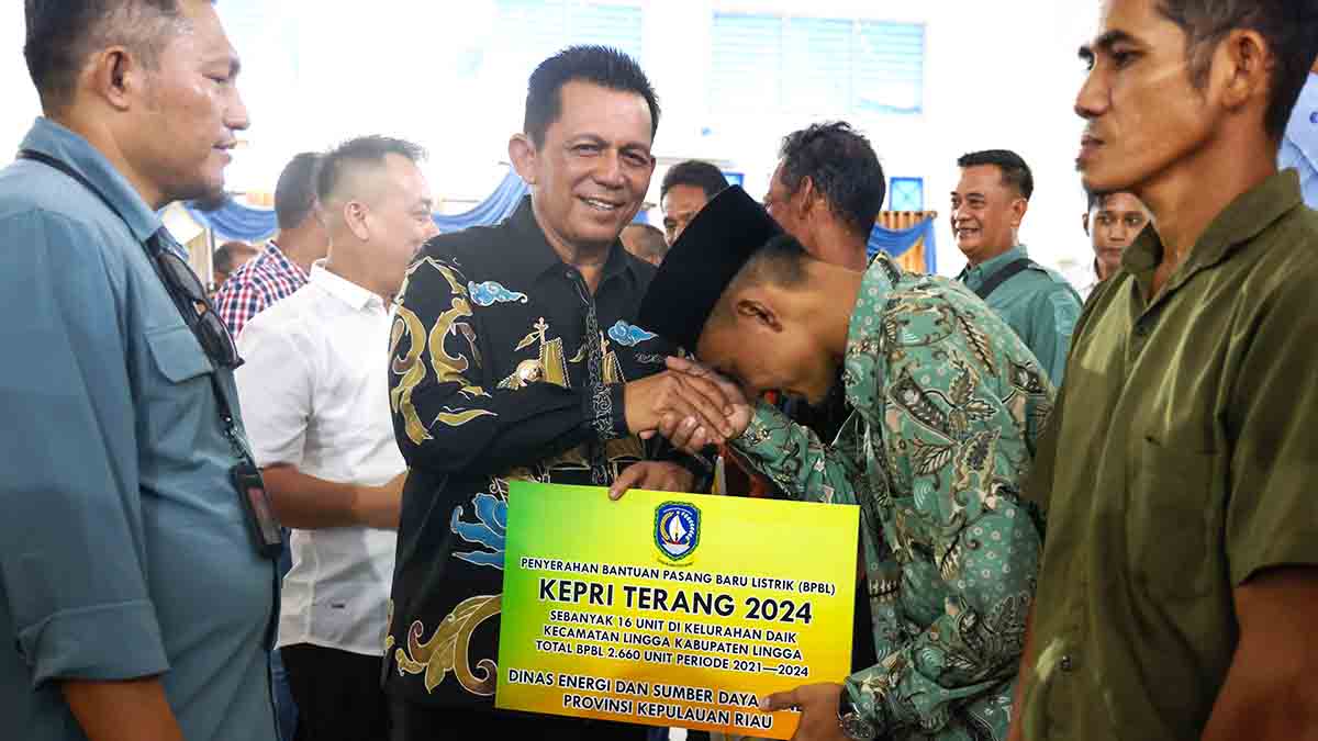 Gubernur Ansar Ahmad Salurkan Bantuan Senilai Rp 2,58 Miliar Untuk Masyarakat Daik