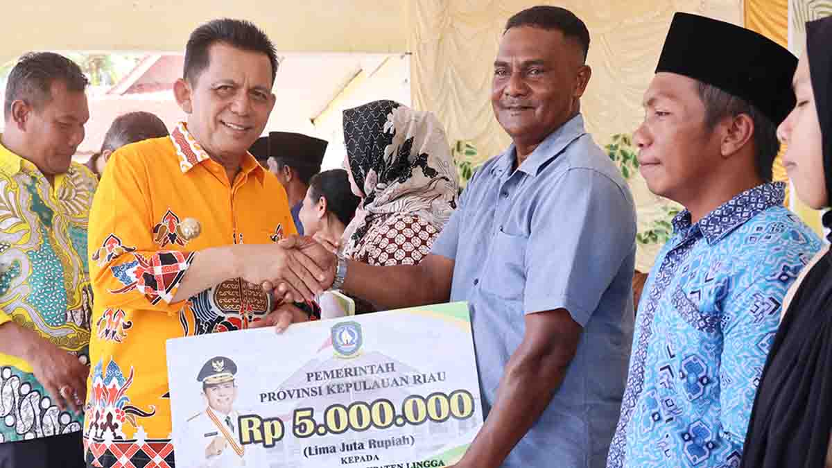 Gubernur Ansar Ahmad Serahkan Bantuan Senilai Rp 837,7 Juta di Desa Cempa