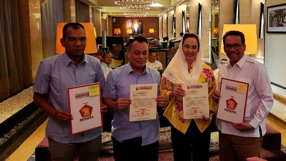Nizar- Novrizal bersama calon Bupati Lingga foto bersama usai menerima surat rekomendasi untuk Pilkada 2024 dari Gerindra di Jakarta, Senin 29 Juni 2024