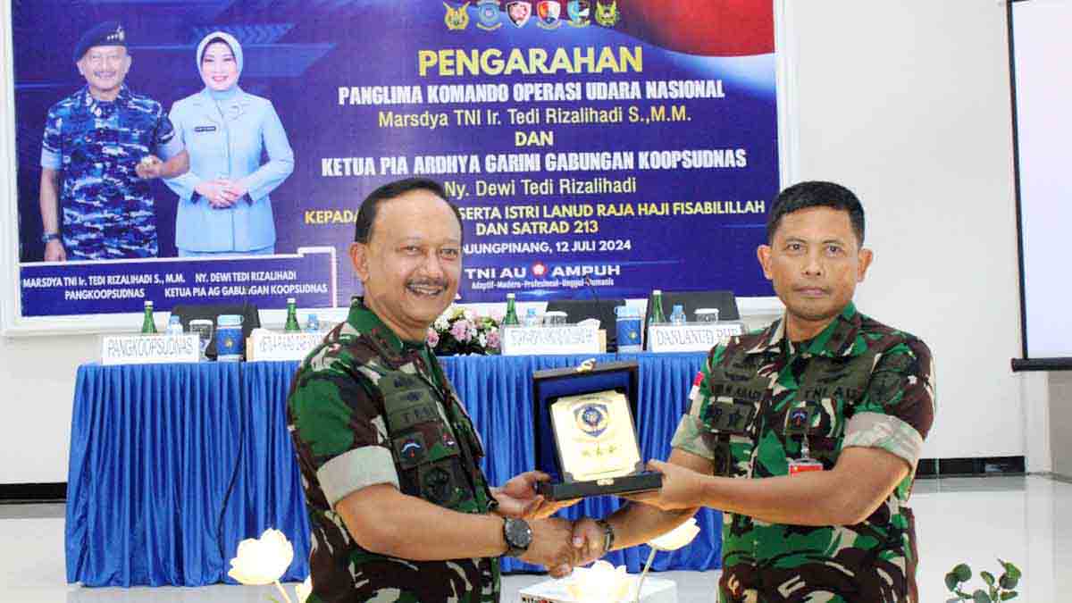 Panglima Komando Operasi Udara Nasional Tinjau Lanud Raja Haji Fisabilillah, Sekaligus Beri Plakat kepada Danlanud dan Dansatrad 213 Tanjung Pinang