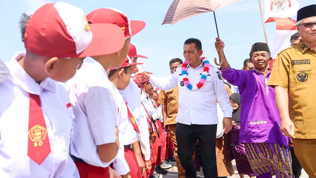 Gubernur Ansar Ahmad Serahkan Bantuan Rp 1,13 Miliar di Desa Mensanak, Ada Bantuan Keagamaan Hingga Kesejahteraan Sosial