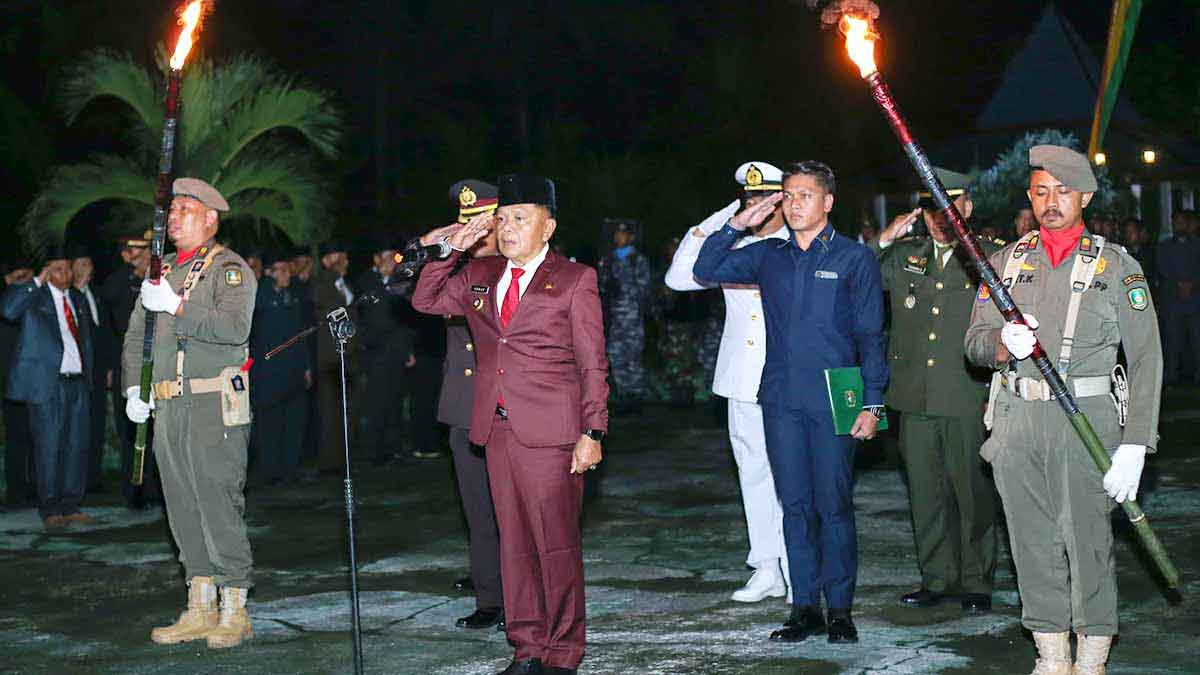 Plt Asmar Pimpin Apel Kehormatan di Taman Makam Pahlawan Bunga Bangsa Selat Panjang