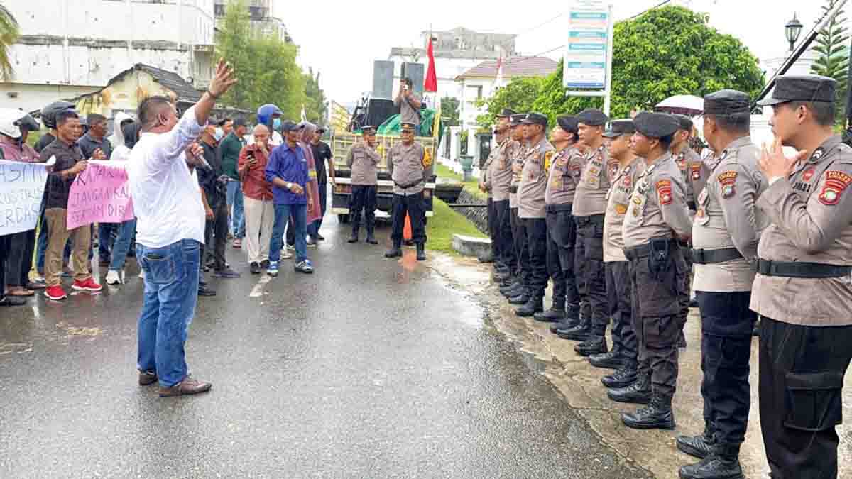 Aliansi Pemuda dan Masyarakat Bersatu Kabupaten Lingga Gelar Aksi Unjuk Rasa Damai di Kejari Dabo Singkep