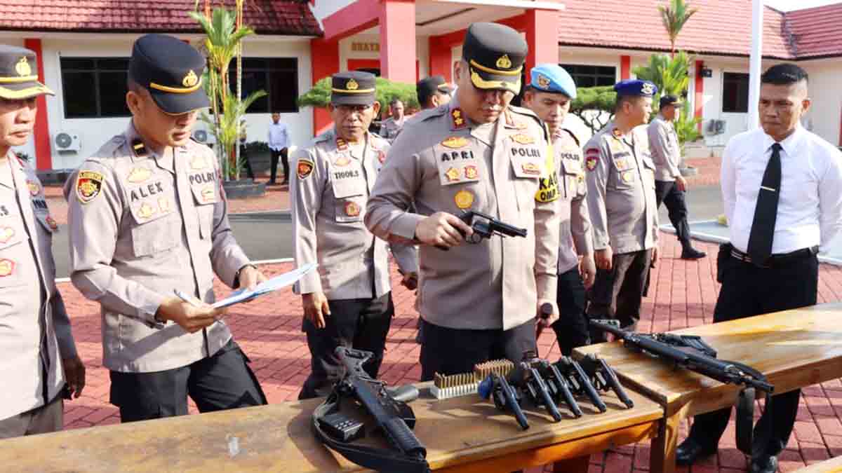 Kapolres Lingga Periksa Senjata Api Milik Personel dan Jajaran