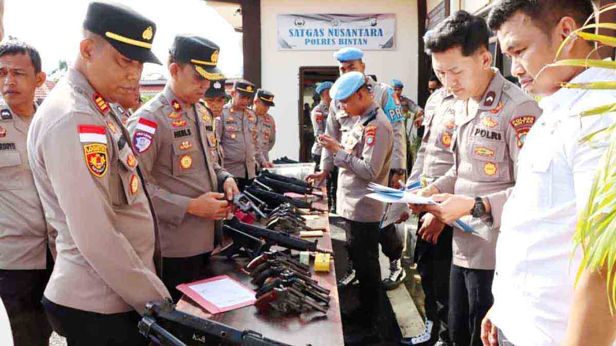 Kompol Eri Sujati Periksa Senjata Api Milik Personil Polres Bintan