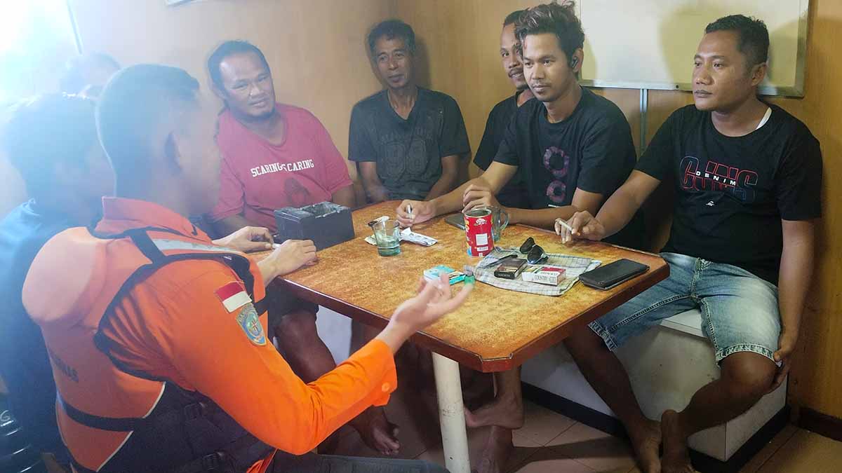 6 ABK Kapal Melati Indah yang Pecah di Perairan Lingga yang berhasil diselamatkan oleh kru kapal TB Bintan Kharisma 6. (Foto : Basarnas)