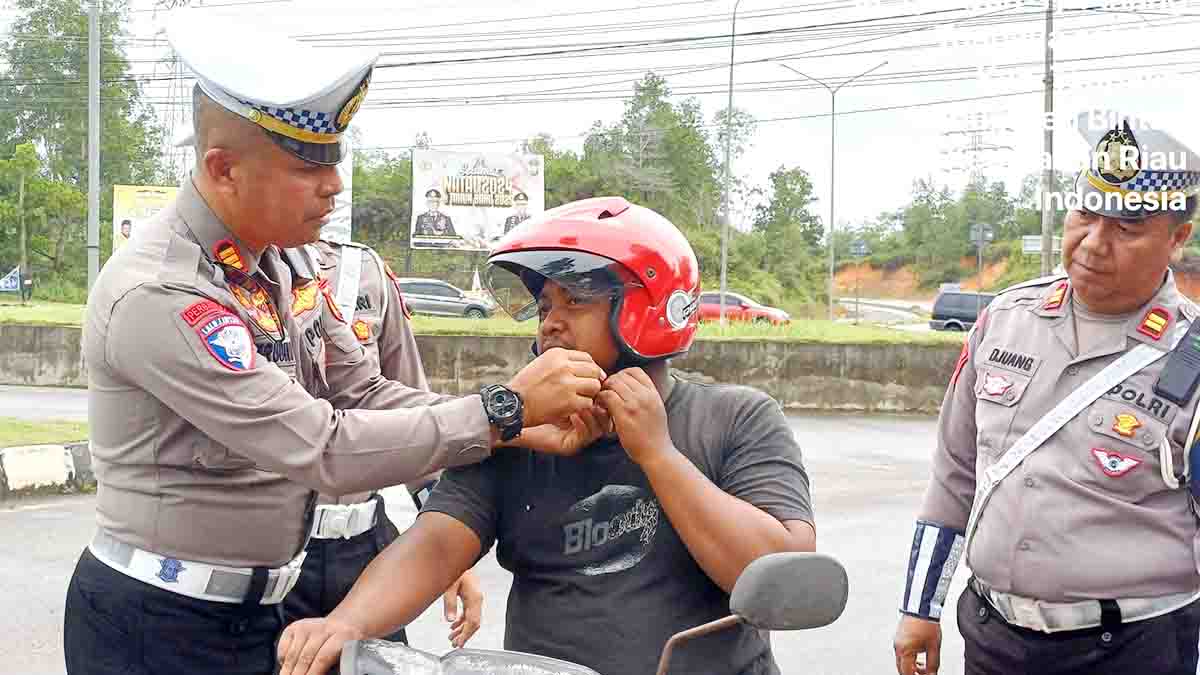 Satlantas Polres Bintan Bagikan Helm Gratis untuk Pengendara di Bundaran Batu 16