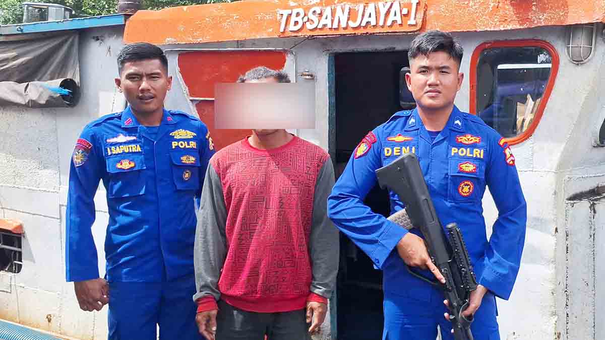 Tim Gabungan Ditpolair Korpolairud Baharkam Polri mengamankan diduga pelaku Penambang Pasir Ilegal di Sungai Barito. (Foto : KORPOLAIRUD)