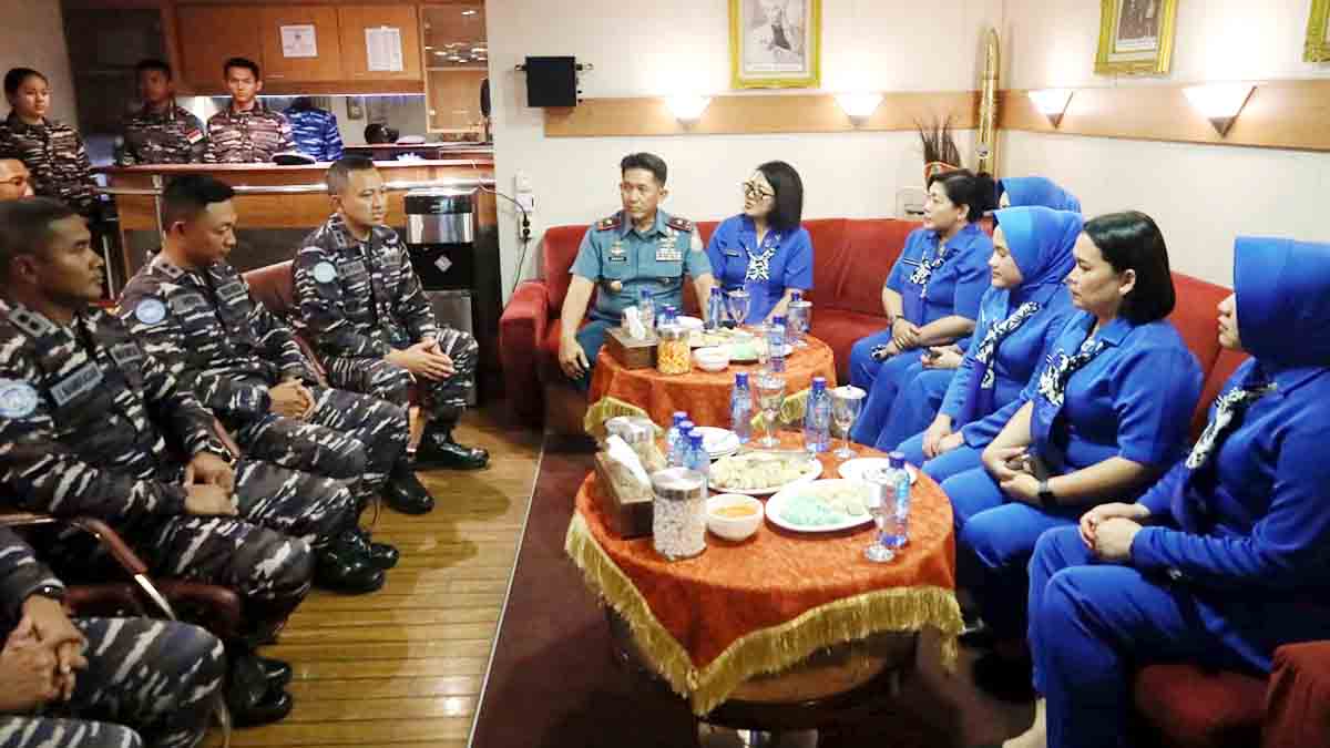 Danlantamal IV Batam, Laksamana Pertama TNI Berkat Widjanarko, beserta jajaran, menyambut kepulangan KRI Diponegoro-365 di Dermaga Batu Ampar, Batam.