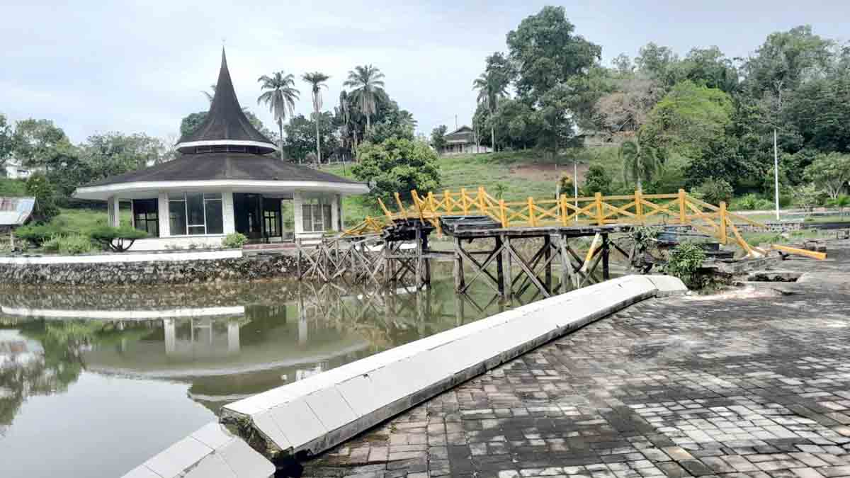 Gedung Pagoda di Dabo Singkep Kabupaten Lingga