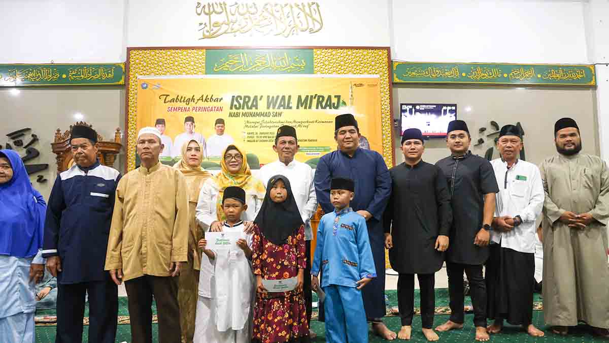 Gubernur Kepulauan Riau, Ansar Ahmad, Bupati Bintan, Roby Kurniawan dan Kapolres Bintan saat penghadiri Peringatan Isra Miraj di Masjid At Taubah Kabupaten Bintan