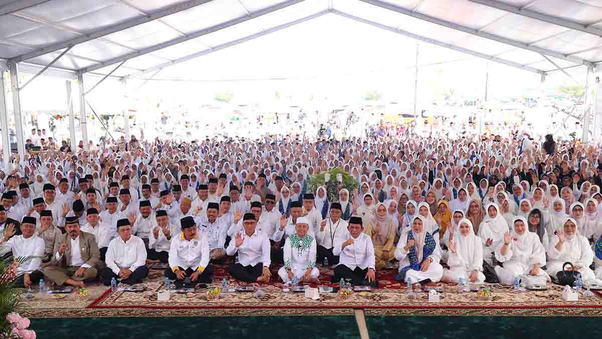 Gubernur Kepulauan Riau, Ansar Ahmad, Ustadz Das’ad Latif bersama Ribuan Masyarakat Kepri.
