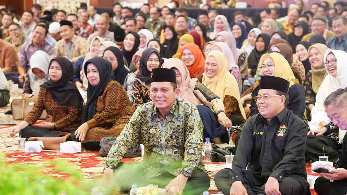 Gubernur Kepulauan Riau, Ansar Ahmad, bersama para undangan dan Pegawai Pemprov Kepri menghadiri Peringatan Isra Miraj 2025