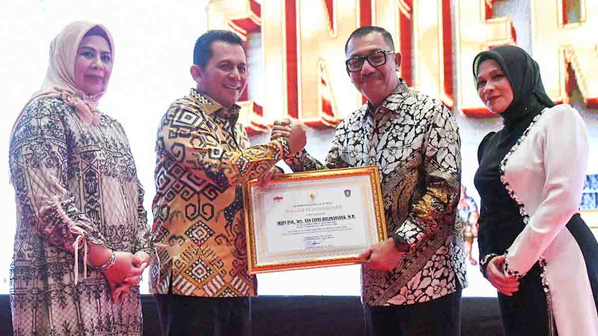 Gubernur Kepulauan Riau, Ansar Ahmad, memberikan penghargaan kepada mentan Kapolda Kepri Irjen Pol Yan Fitri Halimansyah