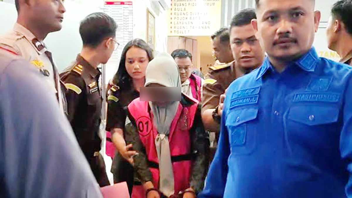 Kejari Bintan menahan tujuh orang tersangka dalam kasus dugaan korupsi pengelolaan dana kegiatan Wisata Mangrove Sungai Sebong, Kecamatan Teluk Sebong, Kabupaten Bintan