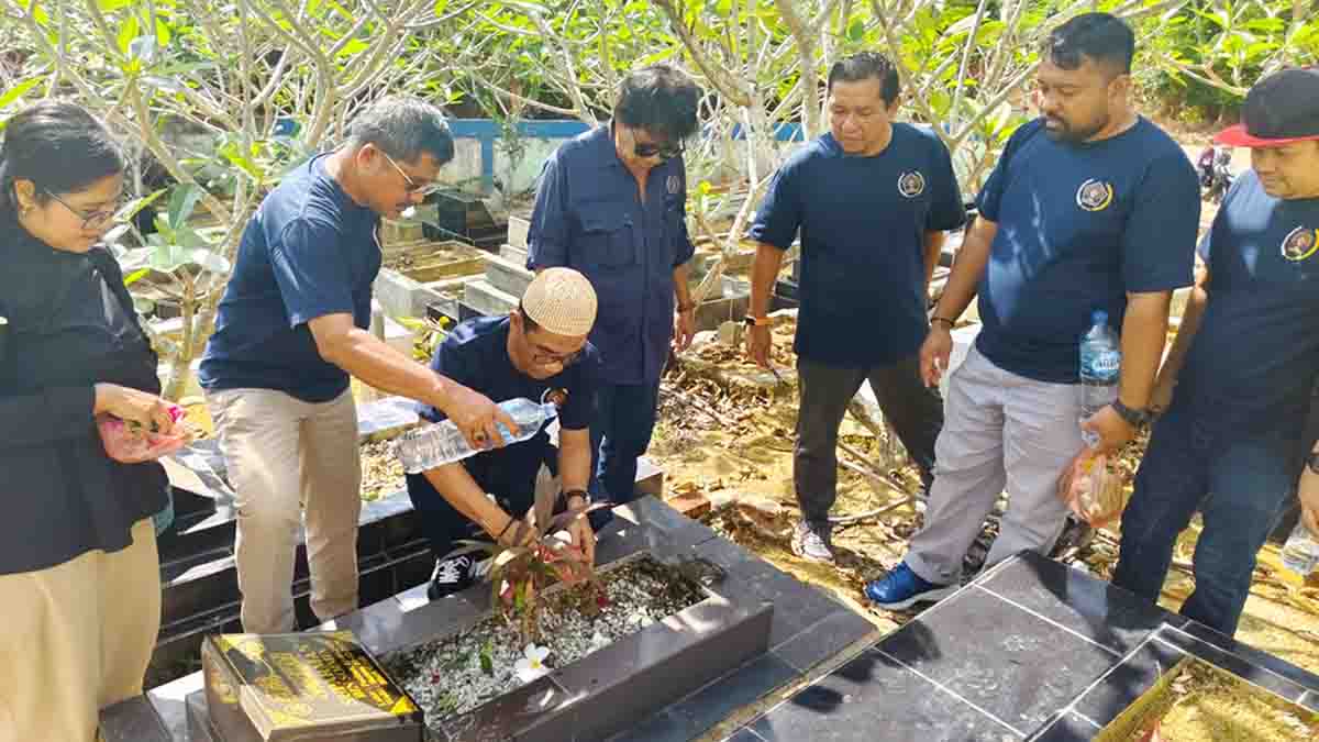 Ketua PWI Kepri, Andi Gino bersama Pengurus PWI Kepri saat ziarah ke makam Wartawan