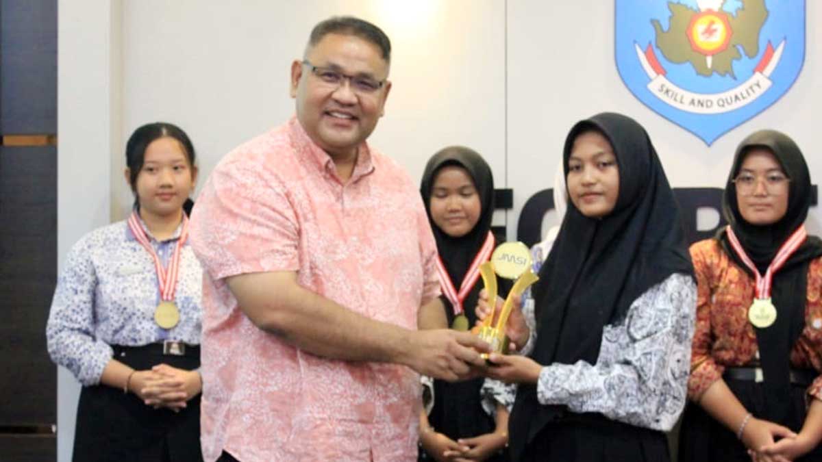 Ketua Umum JMSI, Teguh Santosa, menobatkan Nada Salsabila sebagai Duta Ayo Jadi Penulis 2025