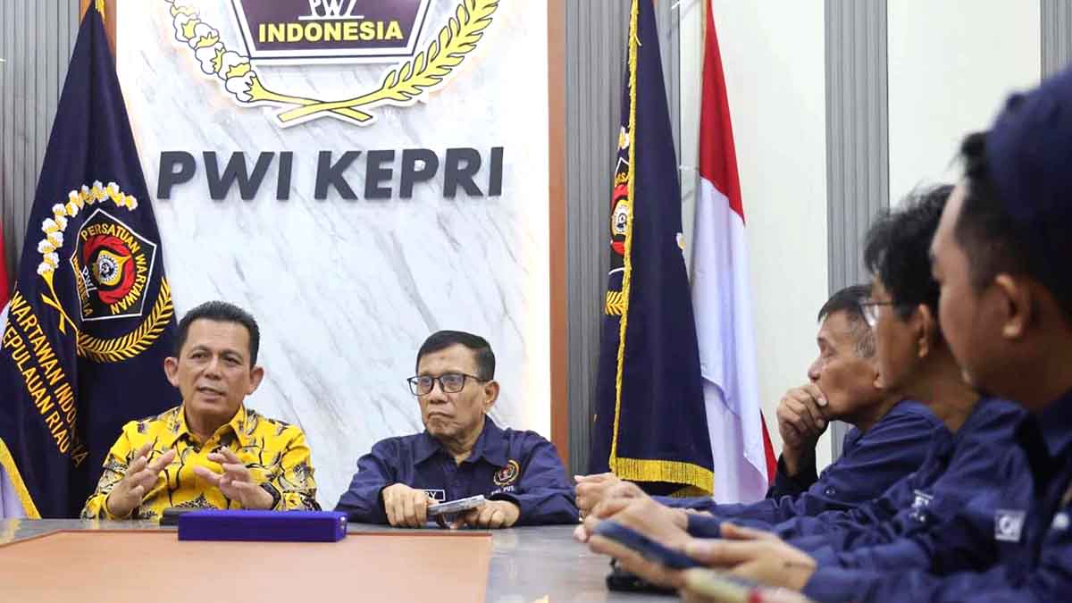 Ketua Umum PWI Pusat Hendry Ch Bangun bersama Gubernur Kepri Ansar Ahmad dan Pengurus PWI Kepri