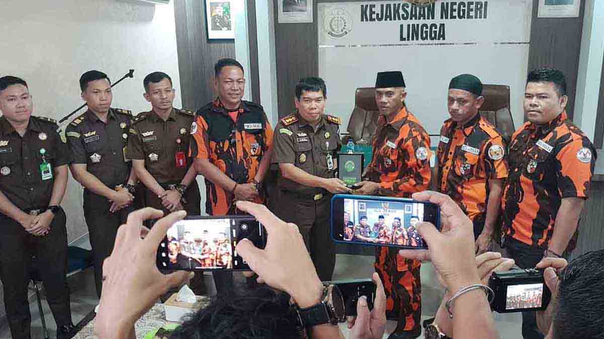 MPC Pemuda Pancasila Kabupaten Lingga saat silaturahmi dengan Kepala Kejaksaan Negeri (Kajari) Lingga, Amriyata.