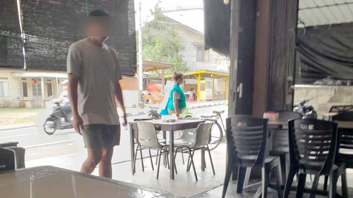 ODGJ yang masuk ke salah satu kedai yang ada di Jalan Perusahaaan, Kelurahan Dabo, Kecamatan Singkep, Kabupaten Lingga