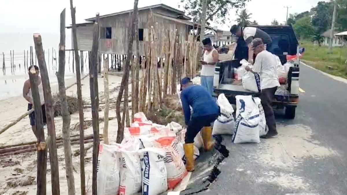 Kecamatan Singkep Pesisir Krisis Karung untuk Tanggul Darurat, Warga Khawatir Akses Jalan Terganggu