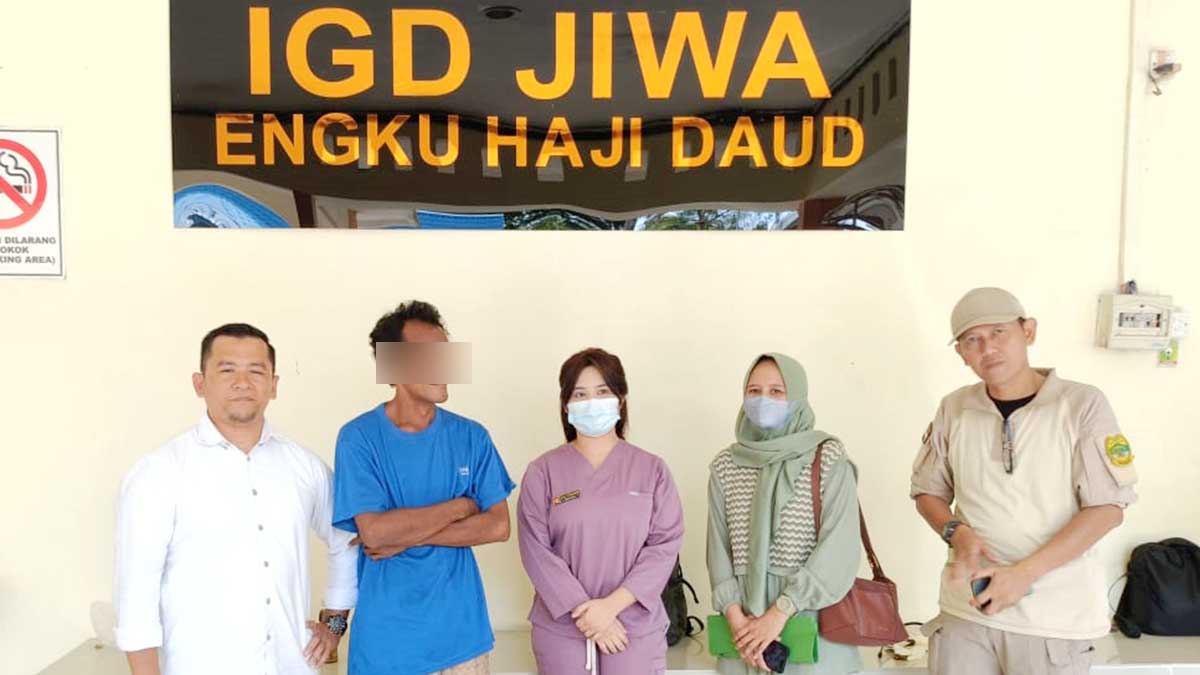 Saat merujuk Pasien ODGJ asal Desa Belungkur, Kecamatan Lingga Timur di tahun 2024 lalu, ke Kabupaten Bintan didampingi Dinkes dan Satpol PP Lingga.