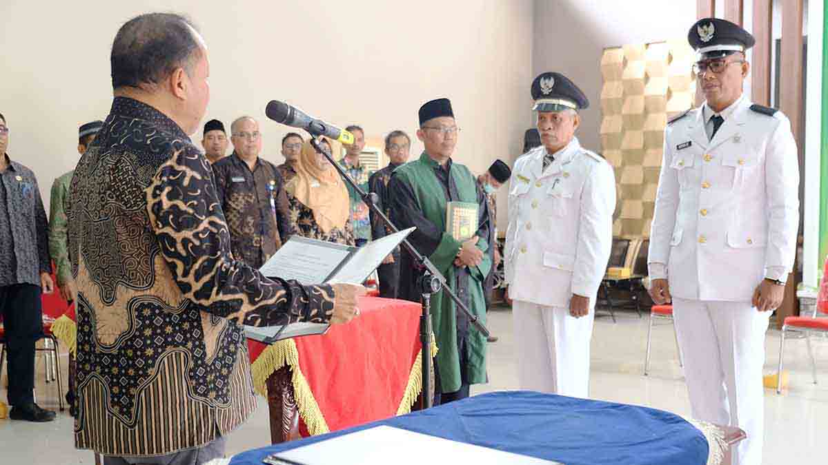 Sekda Kabupaten Kepulauan Meranti, Bambang Suprianto, resmi melantik Ibrahim sebagai Penjabat (Pj) Kepala Desa Baran Melintang, Kecamatan Pulau Merbau