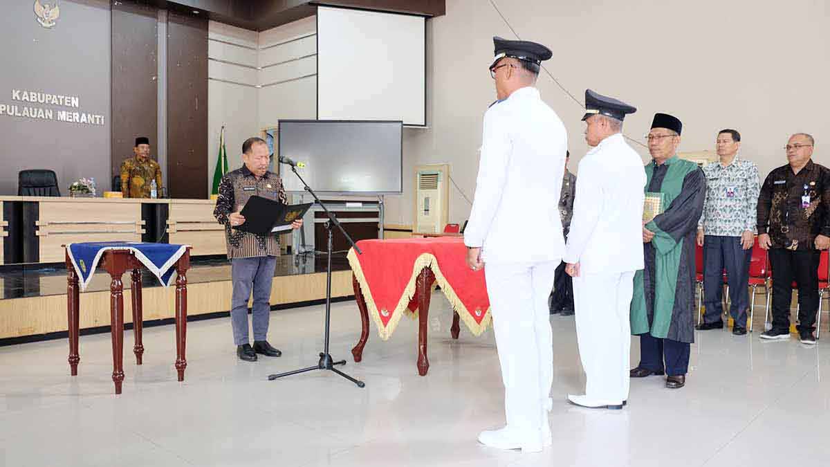 Sekda Meranti, Bambang Suprianto, melantik dua Pj Kepala Desa di Kepulauan Meranti