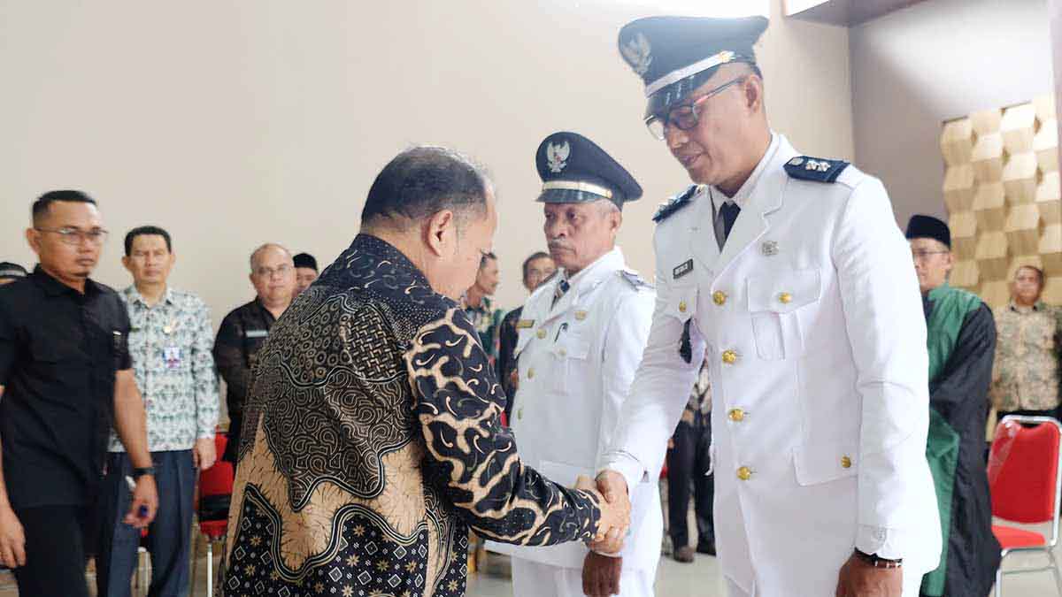 Sekda Meranti, Bambang Suprianto, secara resmi melantik Dedi Supari SE sebagai Penjabat (Pj) Kepala Desa Mengkopot, Kecamatan Tasik Putri Puyu