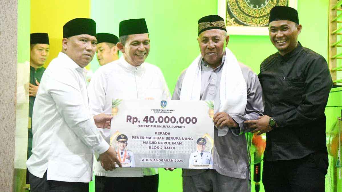 Bersama Wakil Gubernur Kepri, Nyanyang Haris Pratamura, Gubernur Kepulauan Riau, Ansar Ahmad menyerahkan bantuan hibah Rp40 juta kepada Masjid Nurul Iman Kota Batam