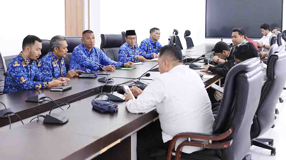 Disperindag UKM Kabupaten Kepulauan Meranti saat rapat bersama Komisi 2 DPRD Kepulauan Meranti tentang stok dan harga sembako di wilayah Kabupaten Kepulauan Meranti