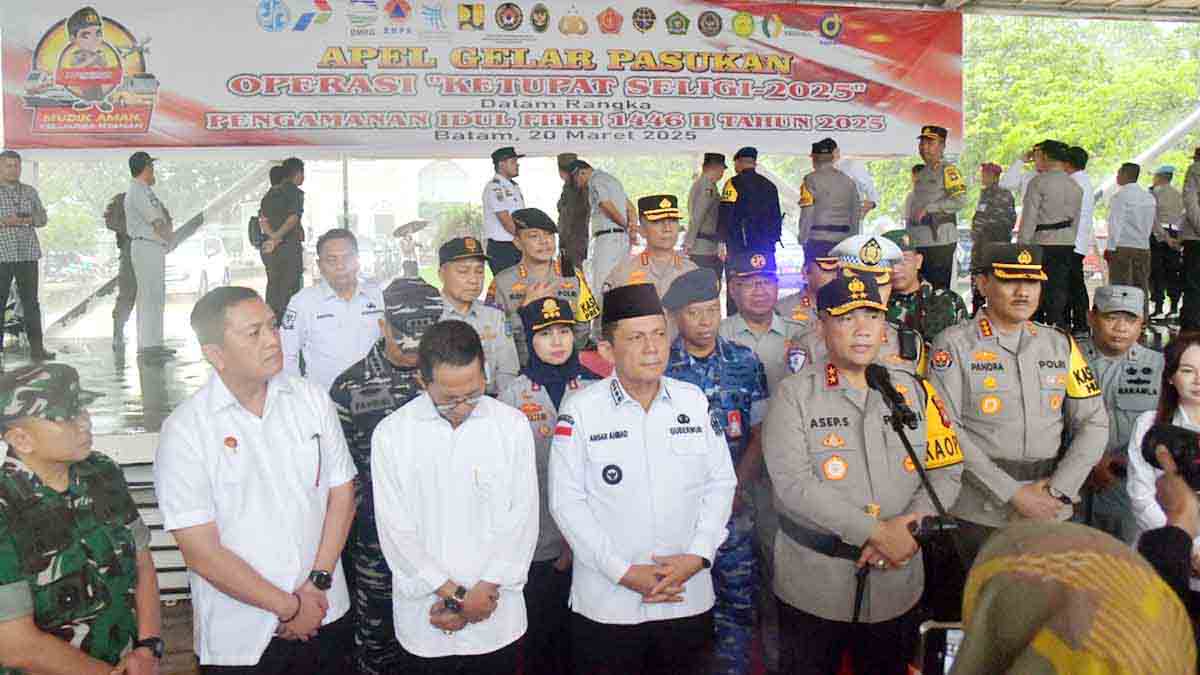 Gubernur Kepulauan Riau, Ansar Ahmad, bersama Kapolda Kepri, Irjen Pol Asep Safrudin dan peserta Apel Gelar Pasukan Operasi Ketupat Seligi 2025 di Panggung Aula Lapangan Engku Putri Batam Centre