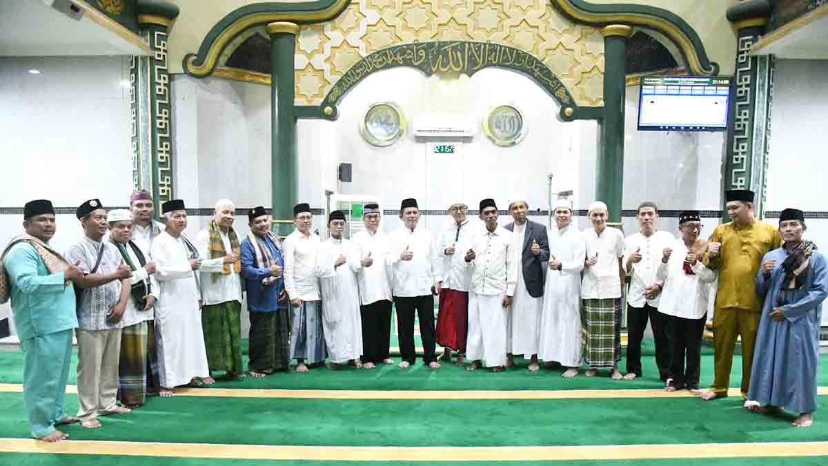 Gubernur Kepulauan Riau, Ansar Ahmad, bersama Wakil Gubernur Kepri, Nyanyang Haris Pratamura, Safari Ramadhan di Masjid Nurul Yaqin, Legenda Malaka, Kelurahan Baloi Permai, Kecamatan Batam Kota