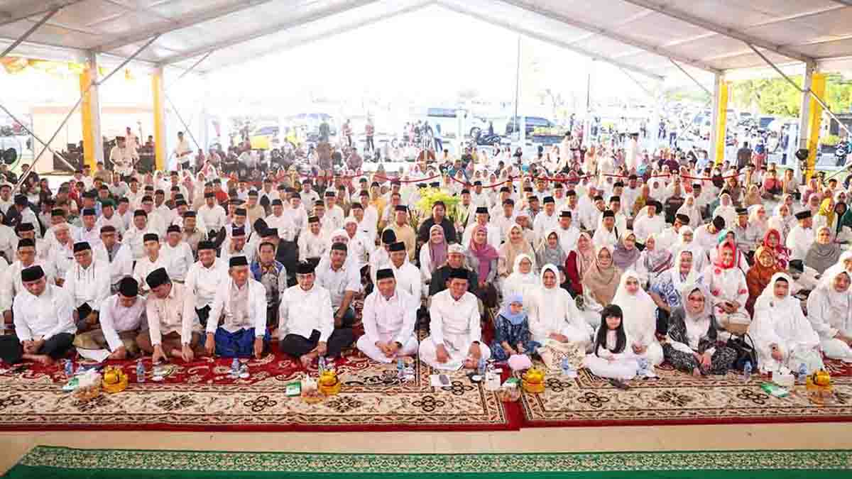 Gubernur Kepulauan Riau, Ansar Ahmad, bersama Wakil Gubernur Nyanyang Haris Pratamura, menggelar acara buka puasa bersama masyarakat di Gedung Daerah Tanjung Pinang
