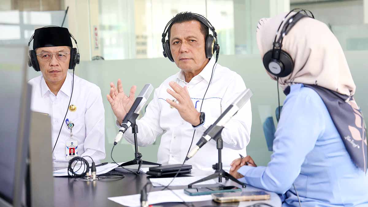 Gubernur Kepulauan Riau, Ansar Ahmad dan Kadis Kominfo Kepri Hasan saat dialog interaktif Tanjung Pinang Pagi di Kantor RRI Tanjung Pinang
