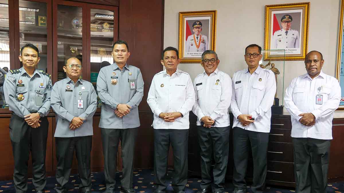 Gubernur Kepulauan Riau, Ansar Ahmad, menerima kunjungan Kakanwil Kementerian Hukum Kepri, Edison Manik, Kakanwil Ditjen Imigrasi Kepri, Ujo Sutojo dan Kakanwil Ditjen Pemasyarakatan Kepri, Aris Munandar