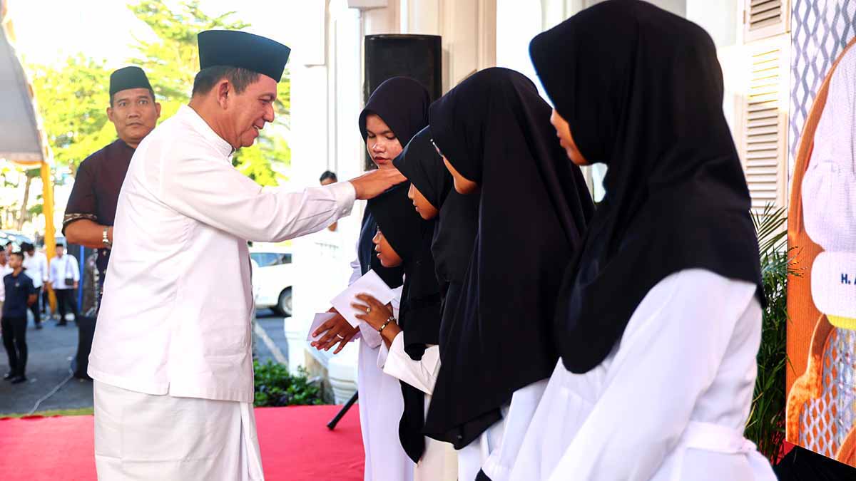 Gubernur Kepulauan Riau, Ansar Ahmad, menyantuni anak yatim piatu dalam acara buka puasa bersama di Gedung Daerah Tanjung Pinang