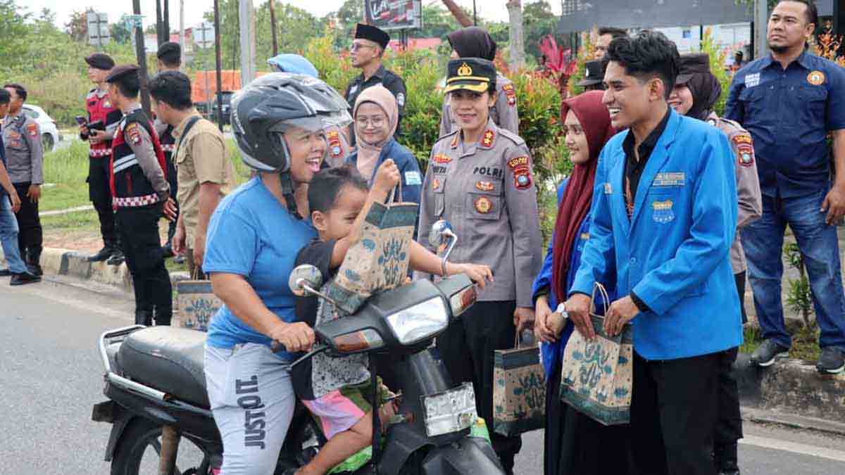 Jelang Buka Puasa, Kapolres Bintan AKBP Yunita Stevani dan Mahasiswa membagikan Takjil Gratis untuk Pengendara di Km 16, Desa Toapaya Selatan, Kecamatan Toapaya, Kabupaten Bintan