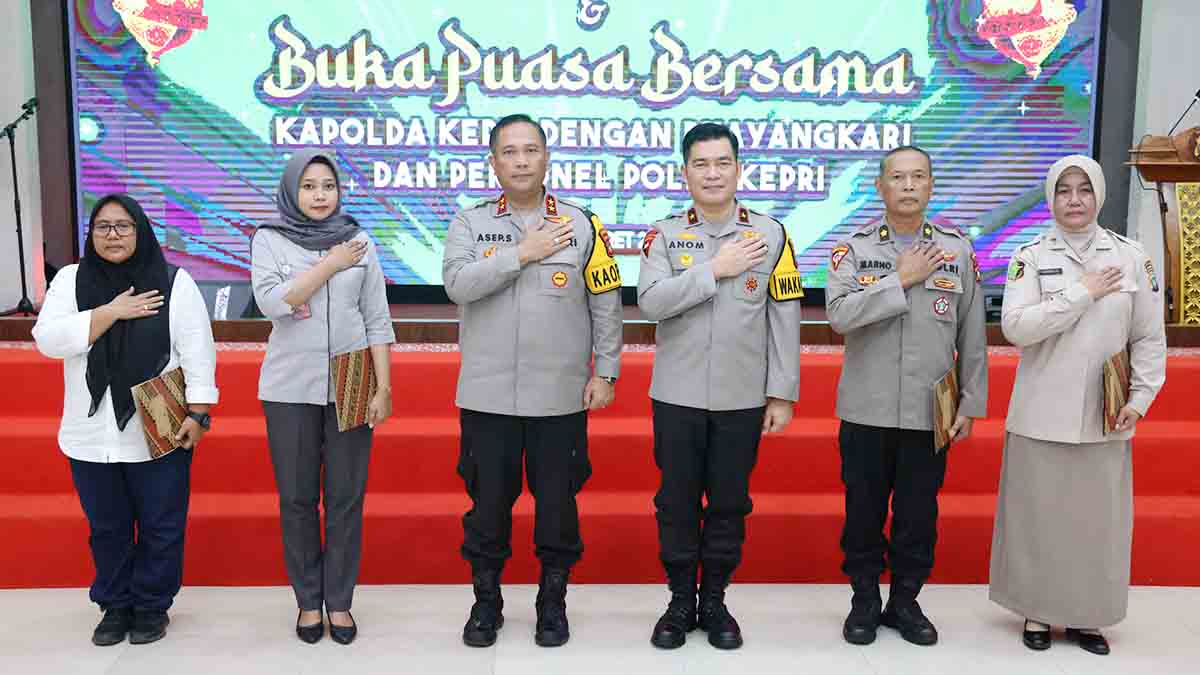 Kapolda Kepri Serahkan THR Secara Simbolis kepada Anggota Polri, Termasuk Awak Media
