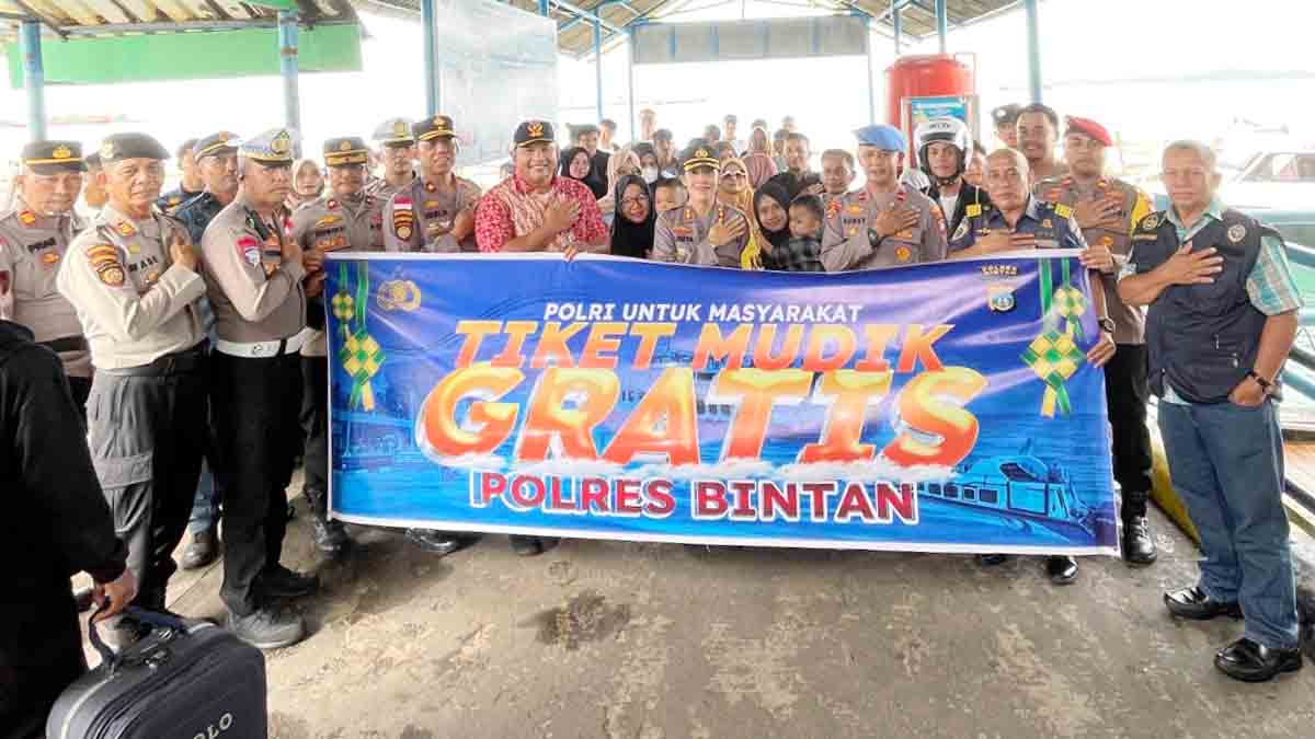 Kapolres Bintan, AKBP Yunita Stevani, membagikan 40 tiket mudik gratis kepada masyarakat yang akan melakukan perjalanan laut melalui Pelabuhan Bulang Linggi, Tanjung Uban