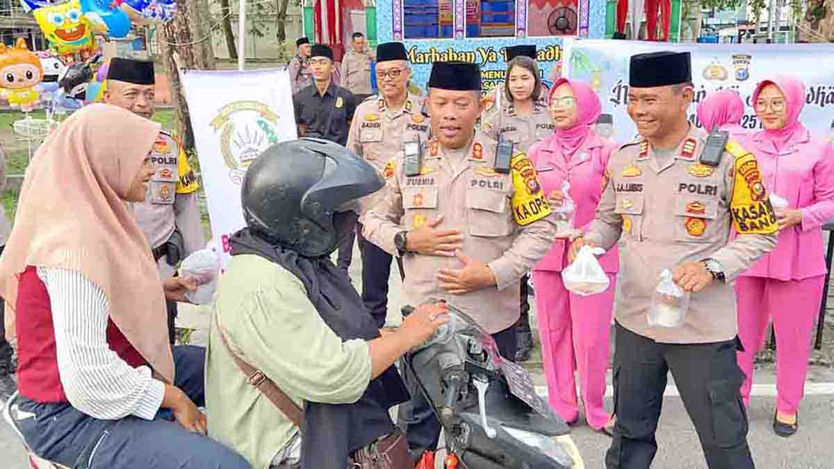 Kapolres Kepulauan Meranti, AKBP Kurnia Setyawan dan jajaran, serta Bhayangkari menggelar aksi berbagi takjil di depan Pos Tertib Ramadhan