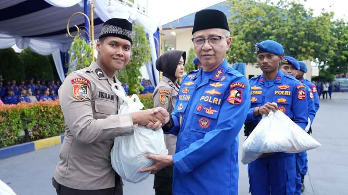 Kepala Korpolairud Baharkam Polri, M Yassin Kosasih, menyerahkan paket sembako murah kepada personil Korpolairud Baharkam Polri