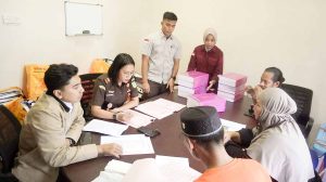 Dugaan Korupsi di DLH Karimun, Kejari Serahkan Dua Tersangka dan 200 Barang Bukti ke JPU